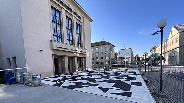 P�vodn� betonov� dla�dice nahradil obraz o velikosti v�ce ne� 170 metr� �tvere�n�ch.