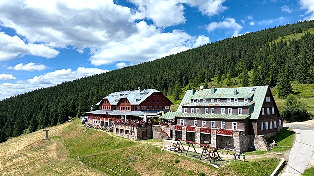 Zatímco v zimě je Rokytnice lyžařským evergreenem Krkonoš, v létě se soustřeďuje primárně na bikery.