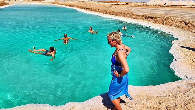 Na rozdíl od vody v Mrtvém moři jsou uměle vyhloubené bazénky u oázy Síwa jasně tyrkysové. A plavat se tam dá na zádech také.