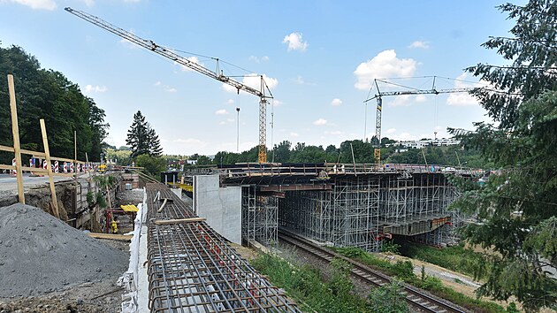 Stavbaři pracují na silničním napojení průmyslové zóny v Přílukách.