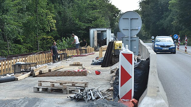 Stavbai pracuj na silninm napojen prmyslov zny v Plukch.