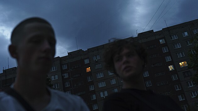 Dva mlad mui prochzej przdnmi ulicemi Kramatorsku. (12. srpna 2022)