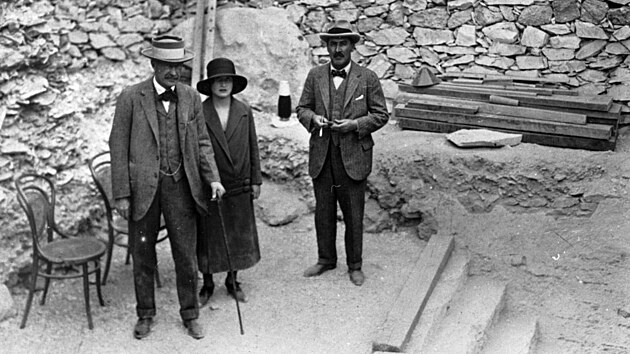 Lord Carnarvorn, Lady Evelyn Herbert a Howard Carter u vchodu do Tutanchamonovy hrobky