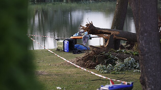 Bouře udeřila také na jihu Rakouska, kde si vyžádala život dvou dívek a tří dospělých. Děti ve věku mezi pěti až osmi let se nacházely poblíž malého jezera v Korutanech, když nárazový vítr vyvrátil několik stromů. (18. srpna 2022)