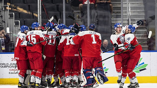 Čeští hokejisté se radují z vítězství nad Američany ve čtvrtfinále MS do 20 let.