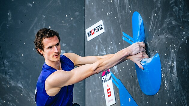 Český lezec Adam Ondra přebíhá na startu druhého boulderu ve finále boulderingu na multisportovním mistrovství Evropy v Mnichově.
