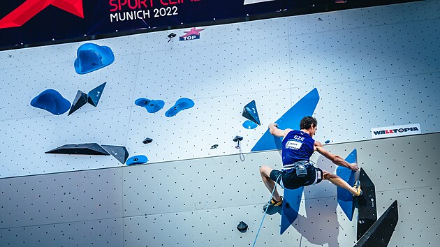 Český lezec Adam Ondra těsně před pádem ve finále obtížnosti na multisportovním evropském šampionátu v Mnichově. Mezi dva chyty vlevo vrazil ruku, na malém stupu vpravo se marně snažil udržet nohu.