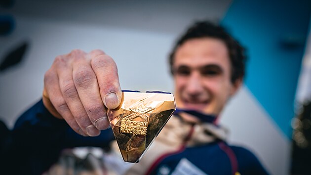 Český lezec Adam Ondra se chlubí zlatou medailí z mistrovství Evropy za disciplínu obtížnost.