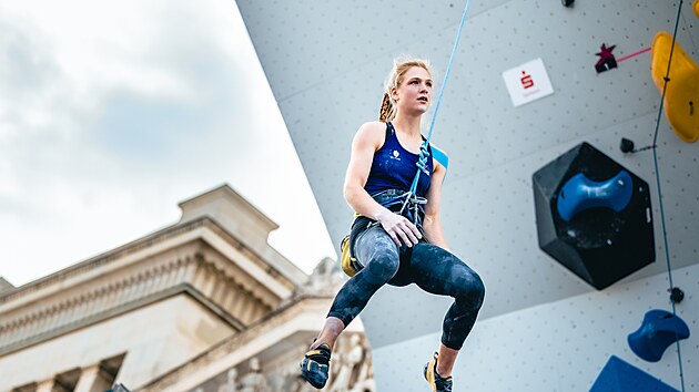 Česká lezkyně Eliška Adamovská si na evropském šampionátu v Mnichově vylepšila postavení v kombinaci svým výkonem v obtížnosti.