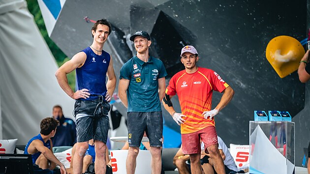 Medailist� ze z�vodu v olympijsk� kombinaci ve sportovn�m lezen� na evropsk�m �ampion�tu v Mnichov�. Zleva st��brn� Adam Ondra z �esk� republiky, uprost�ed v�t�z Jakob Schubert z Rakouska a vpravo bronzov� �pan�l Alberto Gin�s L�pez.