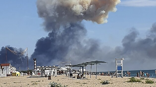 Stoupajc kou po explozch, kter byly slyet od rusk vojensk zkladny u letoviska Novofedorovka. (9. srpna 2022)