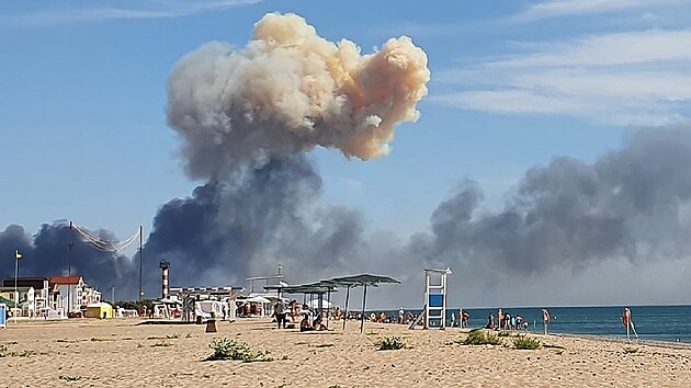 Stoupající kouř po explozích, které byly slyšet od ruské vojenské základny u letoviska Novofedorivka. (9. srpna 2022)