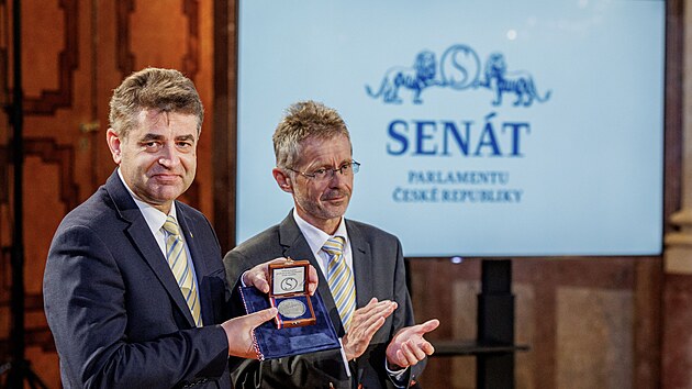 Předseda Senátu Miloš Vystrčil udělil Stříbrnou medaili ukrajinskému velvyslanci Jevhenu Perebyjnisovi. (10. srpna 2022)