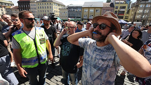 Odpůrci na mítinku Andreje Babiše v Ústí nad Labem. (11. srpna 2022)