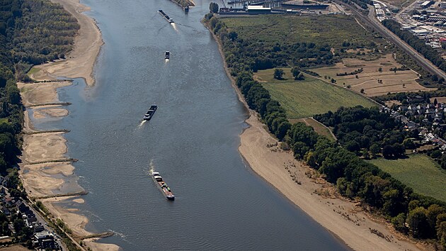 Řeka Rýn zaznamenává výrazný pokles hladiny vody, což komplikuje především dopravu. (11. srpna 2022)