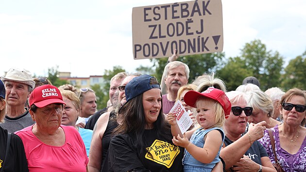 Andrej Babiš zahájil svou návštěvu v Karlovarském kraji v Ostrově. Sraz odpůrců a podporovatelů. (12. srpna 2022)