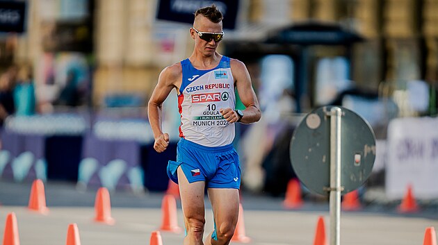 Chodec Lukáš Gdula na trati závodu na 35 kilometrů na mistrovství Evropy v Mnichově