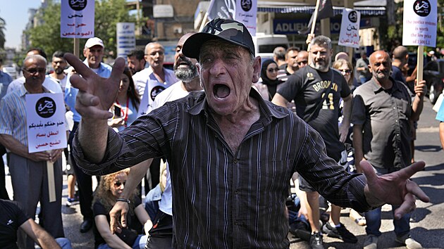 Protest ped soudn budovou v Libanonu poadujc proputn Basma ajcha Husajna, kter minul tden drel rukojm v bance. (15. srpna 2022)