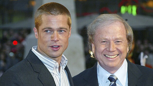 Herec Brad Pitt se zesnulým režisérem Wolfgangem Petersenem na červeném koberci při premiéře filmu Troja. (9. května 2004)