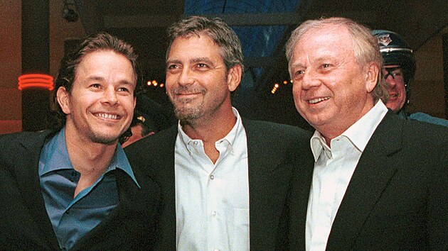 Herci Mark Wahlberg a George Clooney, hlavní role snímku Dokonalá bouře, pózují s režisérem Wolfgangem Petersenem (28. června 2000)
