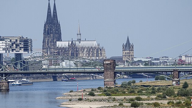 Nízká hladina vody v Rýnu v německém Kolíně (10. srpna 2022)