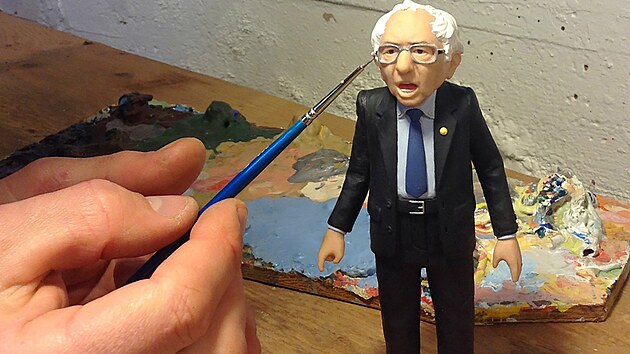 Firma FCTRY v minulosti podporovala prezidentského kandidáta Bernieho Sanderse. Také na výrobu jeho figurky shromáždila finance crowdfundingovou kampaní. (16. února 2019)