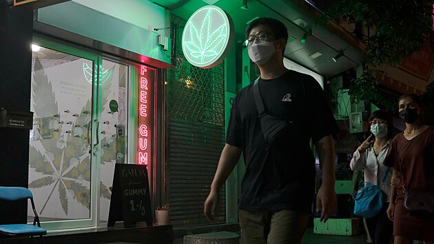 Chodci v Bangkoku mjej nov oteven obchod s marihuanou. (10. srpna 2022)