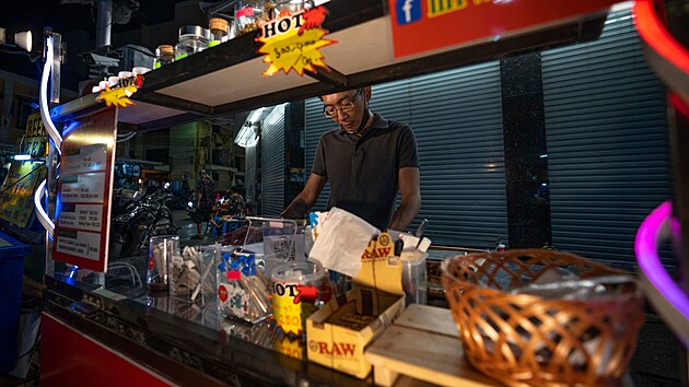 Prodeji marihuany se da ve stnkovm ulinm prodeji, jako je napklad tento obchdek na Khaosan Road v Bangkoku. Dekriminalizace drogy thajskou vldou odstartovala obrovsk boom jejho prodeje. (10. srpna 2022)