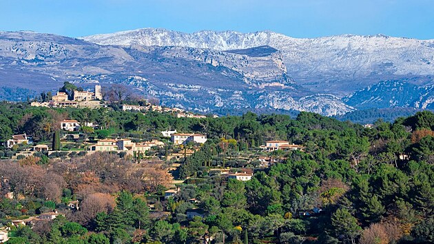 Msteko Mougins ve francouzskm departementu Alpes-Maritimes (Pmosk Alpy) v regionu Provence-Alpy-Azurov pobe.
