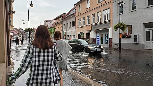 Mimoň na Českolipsku spláchl přívalový déšť. Kanály nestíhaly pobírat vodu, která se pak valila centrem města.