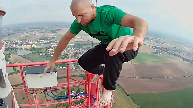 Gymnasta si zacvičil na vrcholu liblického stožáru, nejvyšší stavbě Česka