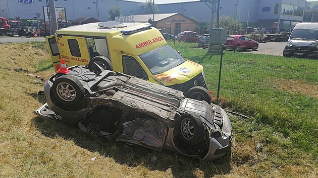 Při dopravní nehodě u Zubří se srazilo osobní auto se sanitkou (srpen 2022)
