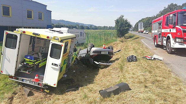 Při dopravní nehodě u Zubří se srazilo osobní auto se sanitkou. (srpen 2022)