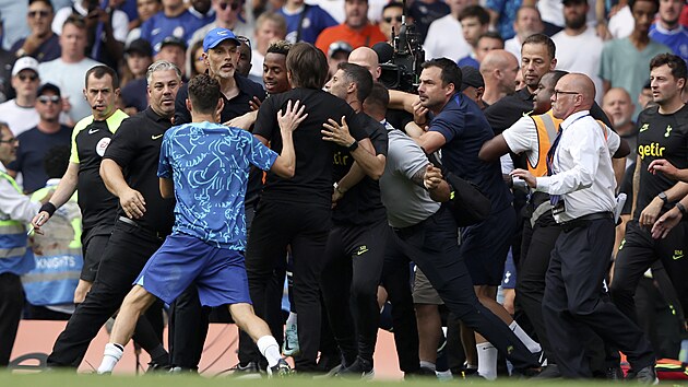 Rozmka mezi Thomasem Tuchelem a Antoniem Contem, trenry Chelsea a Tottenhamu, bhem vzjemnho ligovho zpasu.