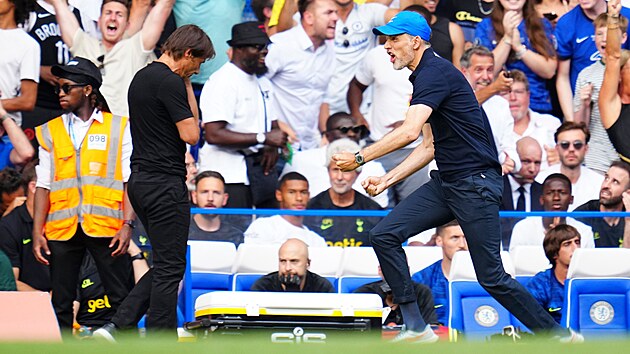 Trenr fotbalist Chelsea Thomas Tuchel slav gl v derby s Tottenhamem. Na snmku b kolem Antonia Conteho.