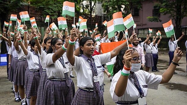 Indick studentky mvaj sttn vlajkou bhem pprav na nadchzejc oslavu 75 let nezvislosti Indie. (12. srpna 2022)