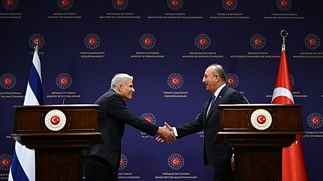 Úřadující izraelský premiér Jair Lapid (vlevo) a turecký ministr zahraničí Mevlüt Çavuşoglu (23. června 2022)