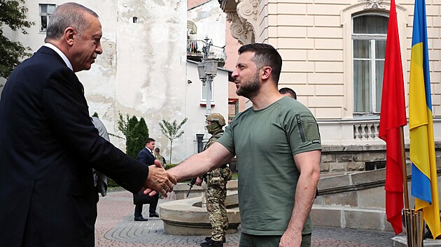 Ukrajinsk� prezident Volodomyr Zelenskyj se ve Lvov� se�el s tureck�m prezidentem Recepem Tayyipem Erdoganem. (18. srpna 2022)