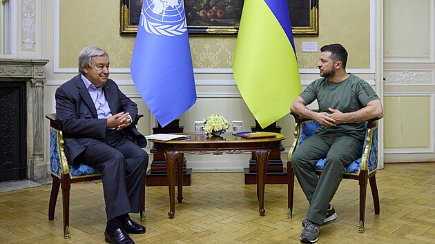 Ukrajinský prezident Volodymyr Zelenskyj ve Lvově přivítal generálního tajemníka OSN Antónia Guterrese. (18. srpna 2022)