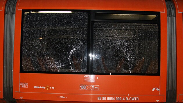 Mu stelbou ze vzduchov pistole poniil skla u vlakov soupravy.