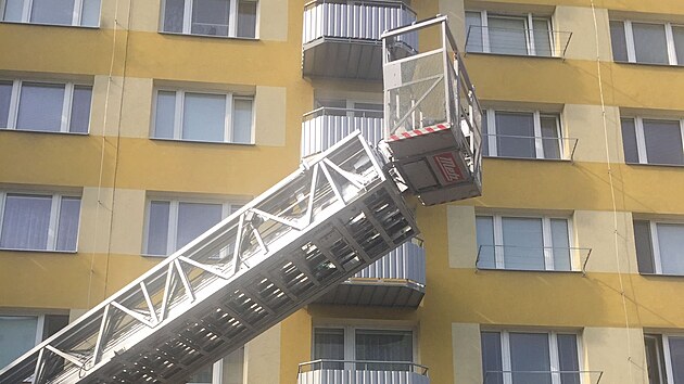 Zásahová jednotka se dostala do bytu ženy pomocí plošiny hasičů.