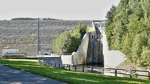 Sypaná hráz přehrady je vysoká téměř 50 metrů.