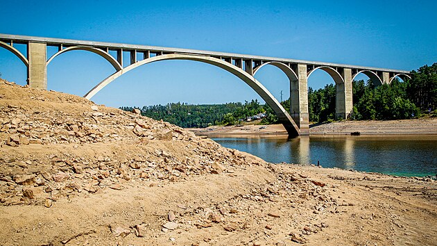 Hladina p�ehrady klesne o osm a� 11 metr�.