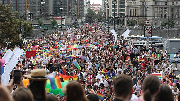 Průvodu Prague Pride se podle odhadů policie účastnilo  až 60 tisíc lidí