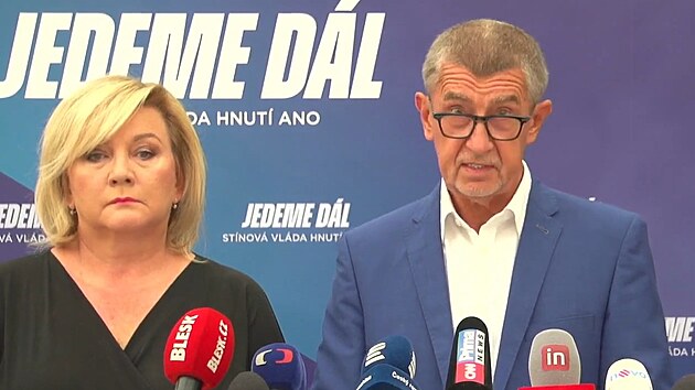 Pedseda ANO Andrej Babi a fka poslaneckho klubu hnut Alena Schillerov na tiskov konferenci po jednn stnov vldy ANO