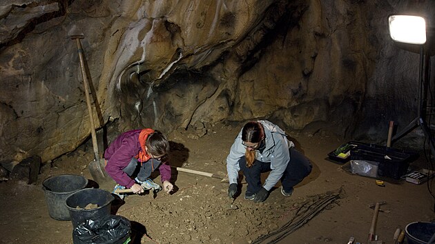 Archeologov vbec poprv prozkoumali vnitn prostory Kateinsk jeskyn v Moravskm krasu. Na snmku pracuj v Ledov chodb.