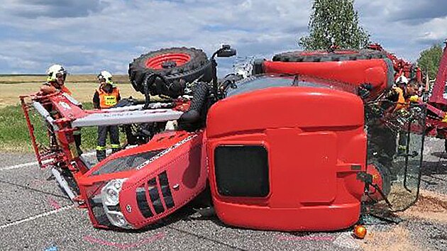 Nehoda osobního vozu a traktoru u Jičíněvse na Jičínsku. (9. 8. 2022)