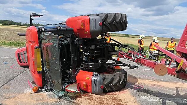 Nehoda osobního vozu a traktoru u Jičíněvse na Jičínsku. (9. 8. 2022)