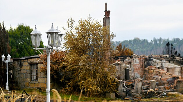 Kontrast porem znienho domu a zcela netknut bl lampy ve vesnici Mezn, kter byla ped temi tdny evakuovna. (13. srpna 2022)