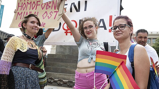 astnci duhovho pochodu vyli do ulic s transparenty odkazujcmi na prva komunity, kter nejsou jet ve vech zemch samozejmost. 
(13. srpna 2022)